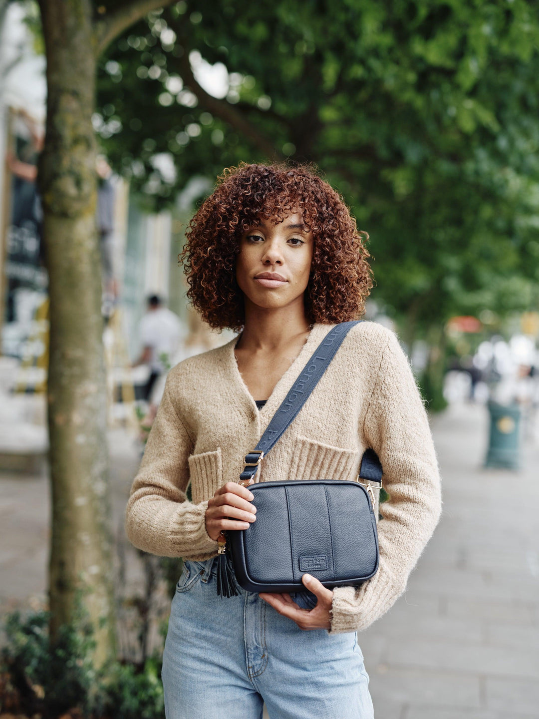 ストロベリープリントハンドバッグ Crossbody Bag Strap Logo Slate Blue - Pom Pom London